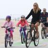 Heidi Klum et son petit ami Martin Kirsten se promènent en vélo avec les quatre enfants d'Heidi, les adorables Leni, Henry, Johan et Lou à Los Angeles, le 11 mai 2013