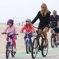Heidi Klum et toute sa tribu : Balade à vélo, câlins, foot, un week-end actif