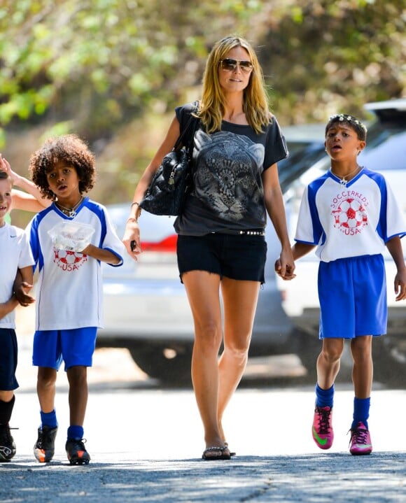 Heidi Klum et ses quatre enfants Leni, Henry, Johan et Lou s'amusent au parc à Brentwood, le 11 mai 2013