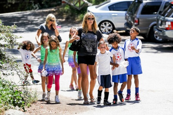 Heidi Klum et ses quatre enfants Leni, Henry, Johan et Lou s'amusent au parc à Brentwood, le 11 mai 2013 - Direction le match de foot des garçons !