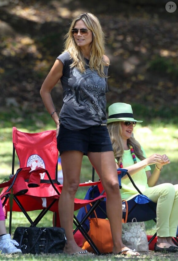 Heidi Klum assiste au match de foot de Henry et Johan avec ses deux filles Leni et Lou, à Brentwood, le 11 mai 2013