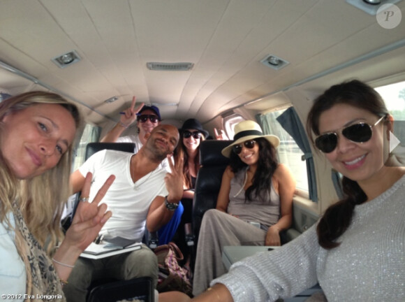 Eva Longoria prend la pose à bord d'un jet privé avec ses amis, dont Amaury Nolasco, direction Les Bahamas, le 30 décembre 2012.