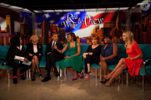 Whoopi Goldberg et Barbara Walters sur le plateau de "The View" avec Barack et Michelle Obama, à New York, le 24 septembre 2012.