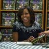 La First Lady Michelle Obama lors d'une séance de dédicace pour son livre "American Grown" dans lequel elle raconte l'histoire du potager de la Maison Blanche. Les recettes de la vente du livre seront reversées à la fondation Park Foundation. La dédicace s'est déroulée le 7 mai 2013 à Washington.