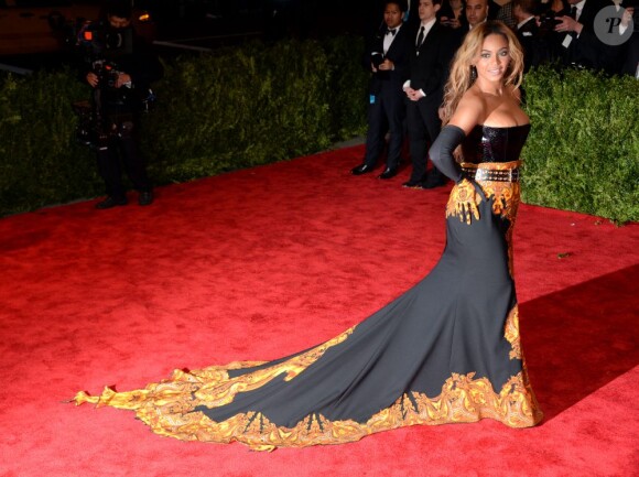 La chanteuse Beyoncé Knowles serait-elle enceinte ? Ici, au MET Ball le 6 mai 2013