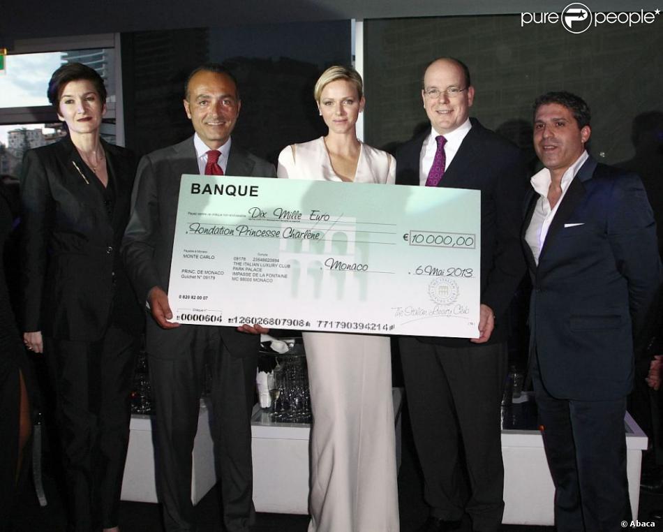  La princesse Charlene de Monaco recevant un don pour sa fondation à la soirée d&#039;inauguration du club privé Italian Luxury Club au Zelos, au Forum Grimaldi, le 10 mai 2013. 