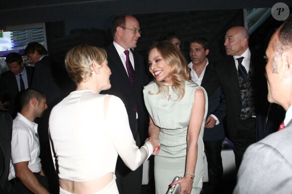 La princesse Charlene de Monaco saluant Ornella Muti à la soirée d'inauguration du club privé Italian Luxury Club au Zelos, au Forum Grimaldi, le 10 mai 2013.