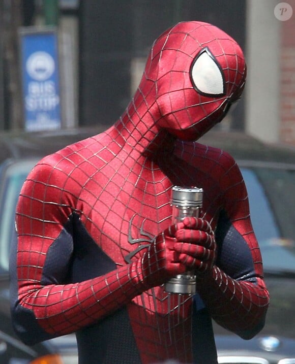 Andrew Garfield en costume sur le tournage de The Amazing Spider-Man 2 à New York, le 13 mai 2013.