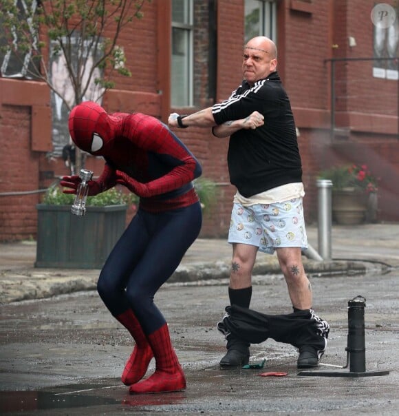 Andrew Garfield battu par Paul Giamatti sur le tournage de The Amazing Spider-Man 2 à New York, le 13 mai 2013.