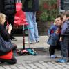 Andrew Garfield prend la pose avec deux enfants sur le tournage de The Amazing Spider-Man 2 à New York, le 13 mai 2013.