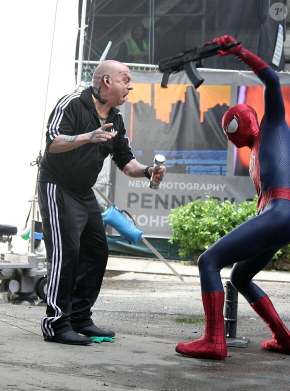 Andrew Garfield et Paul Giamatti au combat sur le tournage de The Amazing Spider-Man 2 à New York, le 13 mai 2013.
