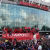 L'équipe de Manchester United célèbre son 20e titre de champion d'Angleterre au milieu des fans, à Manchester, le 13 mai 2013