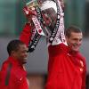 Les deux capitaines de Manchester United, Patrice Evra et Nemanja Vidic célèbrent le 20e titre de champion d'Angleterre au milieu des fans, à Manchester, le 13 mai 2013