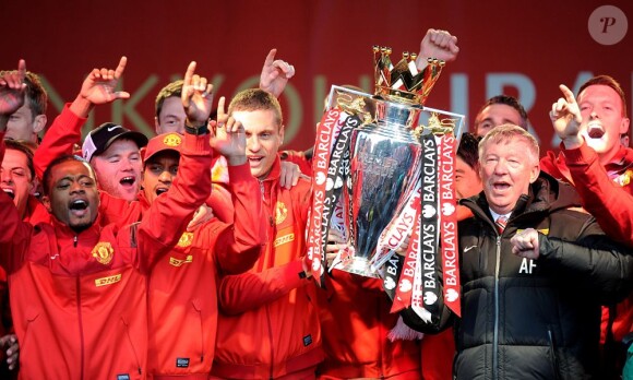 Patrice Evra, Nemanja Vidic, Sir Alex Ferguson et toute l'équipe de Manchester United célèbre son 20e titre de champion d'Angleterre au milieu des fans, à Manchester, le 13 mai 2013