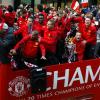 L'équipe de Manchester United célèbre son 20e titre de champion d'Angleterre au milieu des fans, à Manchester, le 13 mai 2013
