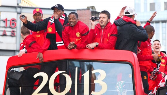 Sir Alex Ferguson et ses joueurs ont célébré le titre de champion d'Angleterre dans les rues de Manchester, le 13 mai 2013