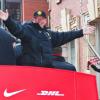 Sir Alex Ferguson célèbre ce qui restera son dernier titre de champion d'Angleterre glané avec Manchester United après 26 ans à la tête du club, dans les rues de Manchester, le 13 mai 2013