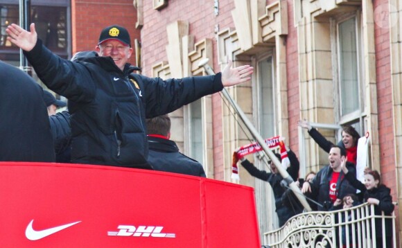 Sir Alex Ferguson célèbre ce qui restera son dernier titre de champion d'Angleterre glané avec Manchester United après 26 ans à la tête du club, dans les rues de Manchester, le 13 mai 2013