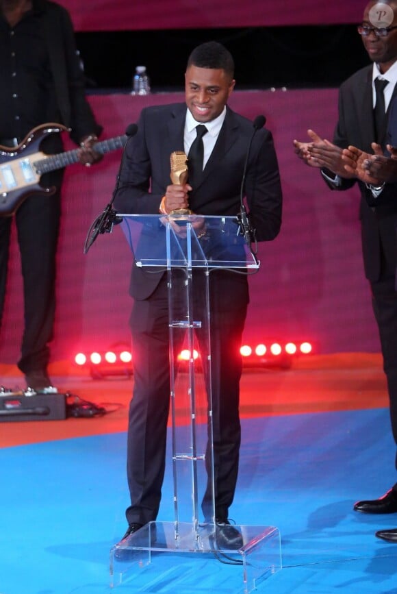 Axel Tony reçoit son prix du Meilleur Artiste de Musiques Tropicales aux Trace Urban Music Awards. Paris, le 14 mai 2013.