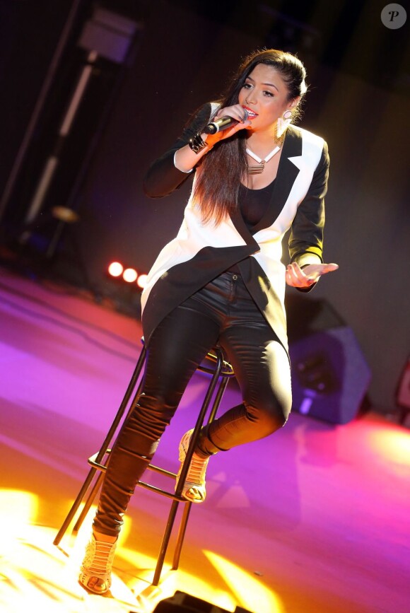 Zaho interprète son titre Tourner La Page lors des Trace Urban Music Awards au Trianon. Paris, le 14 mai 2013.