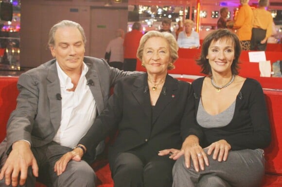 Laurent et Clélia Ventura, avec leur mère Odette Ventura, lors de l'émission Vivement dimanche en 2004