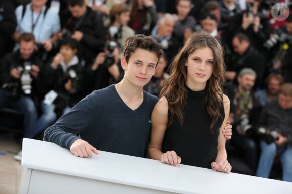 Fantin Ravat et Marine Vacth lors du photocall du film Jeune et Jolie au Festival de Cannes le 16 mai 2013