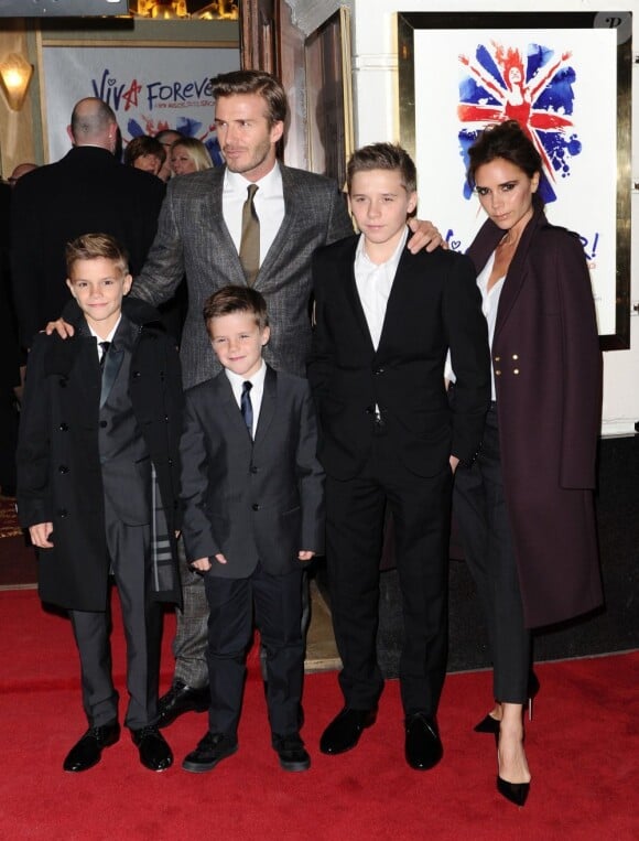 David Beckham, Victoria Beckham, et leurs garçons Brooklyn, Romeo et Cruz au Piccadilly Theatre de Londres le 11 décembre 2012