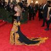 Beyoncé dans une robe Givenchy lors du gala du Costume Institute au Met de New York le 6 mai 2013. Depuis, la rumeur d'une seconde grossesse de Mrs. Carter enfle...
