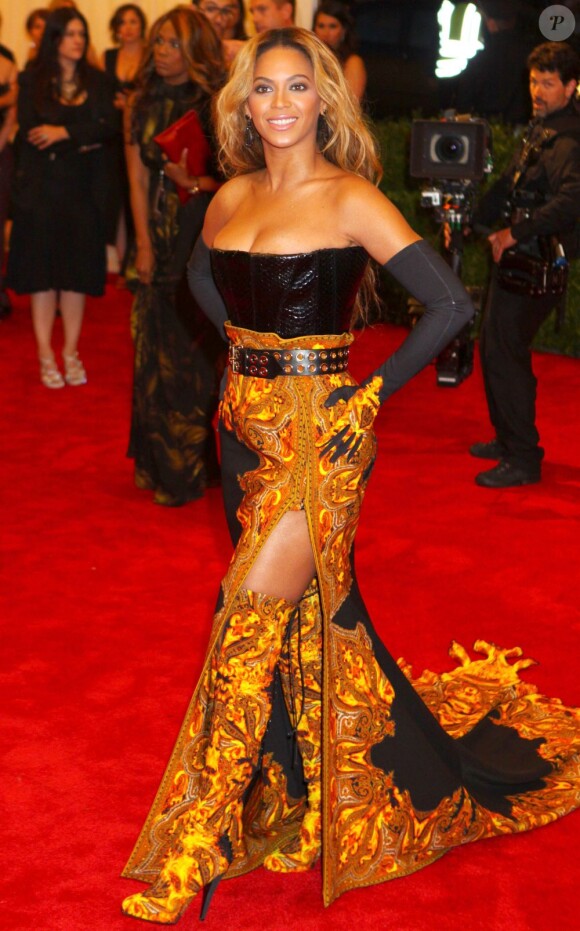 Beyoncé dans une robe Givenchy lors du gala du Costume Institute au Met de New York le 6 mai 2013. Depuis, la rumeur d'une seconde grossesse de Mrs. Carter enfle...