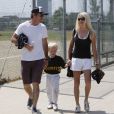  Dennis Quaid et Kimberly Buffington accompagnaient le 18 mars 2013 leur fils Thomas, 5 ans, à son match de baseball, dans le quartier de Brentwood, à Los Angeles. 