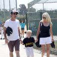  Dennis Quaid et Kimberly Buffington accompagnaient le 18 mars 2013 leur fils Thomas, 5 ans, à son match de baseball, dans le quartier de Brentwood, à Los Angeles. 