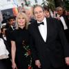 Robert Hossein et sa femme Candice Patou pendant la montée des marches du film Inside Llewyn Davis lors du 66e festival du film de Cannes, le 19 mai 2013.