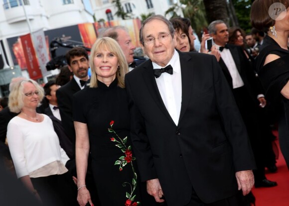 Robert Hossein et sa femme Candice Patou pendant la montée des marches du film Inside Llewyn Davis lors du 66e festival du film de Cannes, le 19 mai 2013.
