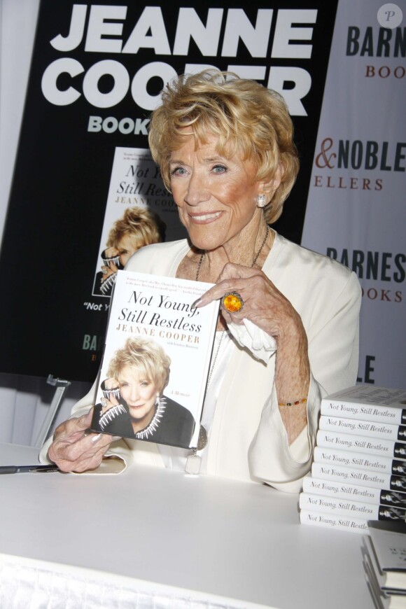 Jeanne Cooper pendant la promotion de son autobiographie le 27 octobre 2012.