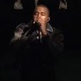 Kanye West, présenté par Ben Affleck, interprète Black Skinhead sur le plateau de Saturday Night Live.