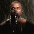 Kanye West, présenté par Ben Affleck, interprète New Slaves sur le plateau de Saturday Night Live.