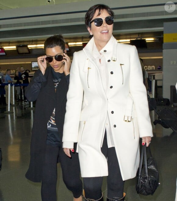 Kim Kardashian et sa mère Kris Jenner arrivent à l'aéroport JFK à New York. Le 18 mai 2013.