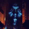Kim Kardashian postait sur Twitter ce samedi 18 mai une photo du visage de Kanye West dans le clip de New Slaves, projeté sur un building du Millenium Park à Chicago.