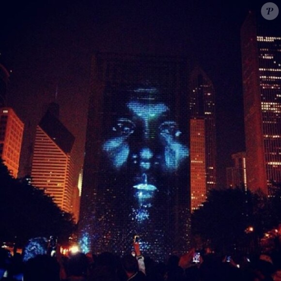 Kim Kardashian postait sur Twitter ce samedi 18 mai une photo du visage de Kanye West dans le clip de New Slaves, projeté sur un building du Millenium Park à Chicago.
