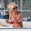 Victoria Silvstedt se prélasse sur un yacht dans la baie de beaulieu, entre Nice et Monaco, le 11 mai 2013