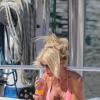 Victoria Silvstedt se prélasse sur un yacht dans la baie de beaulieu, entre Nice et Monaco, le 11 mai 2013