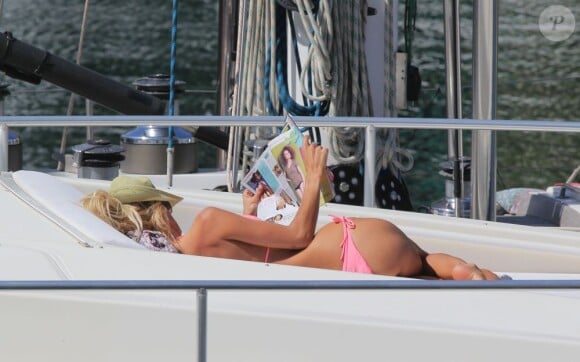 Victoria Silvstedt se repose sur un yacht entre Nice et Monaco, le 11 mai 2013.