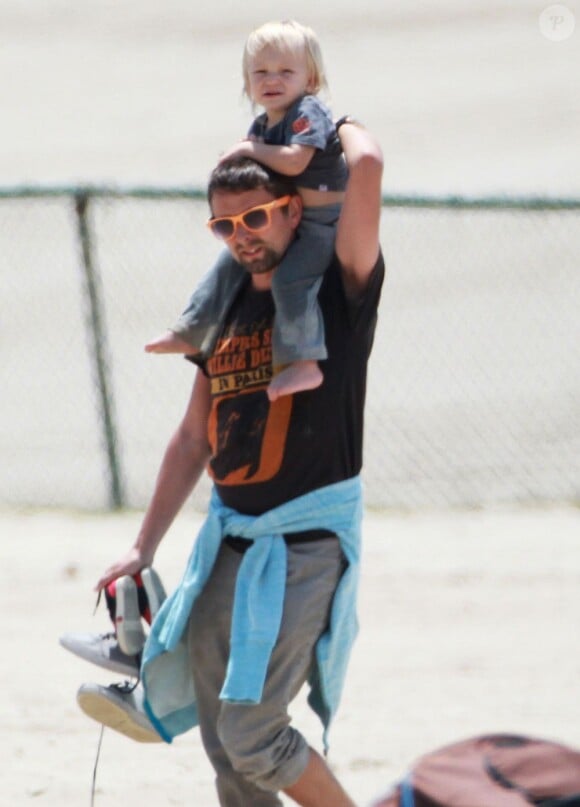 Exclusif - Kate Hudson et Matthew Bellamy se baladent avec leur fils Bingham à Santa Monica, le 9 mai 2013.