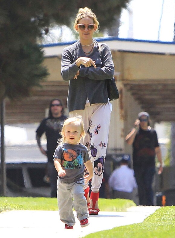 Exclusif - Kate Hudson avec son fils Bingham à Santa Monica, le 9 mai 2013.