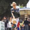 Exclusif - Kate Hudson et Matthew Bellamy se baladent avec leur fils Bingham à Santa Monica, le 9 mai 2013.
