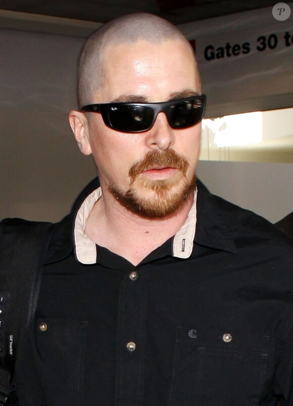 Christian Bale arrive chauve au Los Angeles International Airport, le 19 mai 2013.