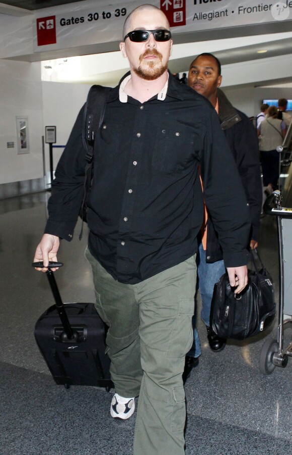 Christian Bale débarque chauve au Los Angeles International Airport, le 19 mai 2013.