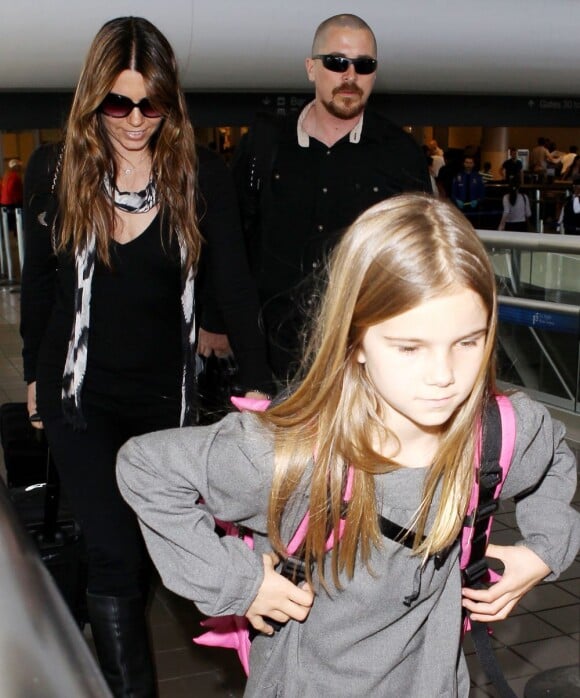 Christian Bale chauve juste derrière sa fille et sa femme au Los Angeles International Airport, le 19 mai 2013.