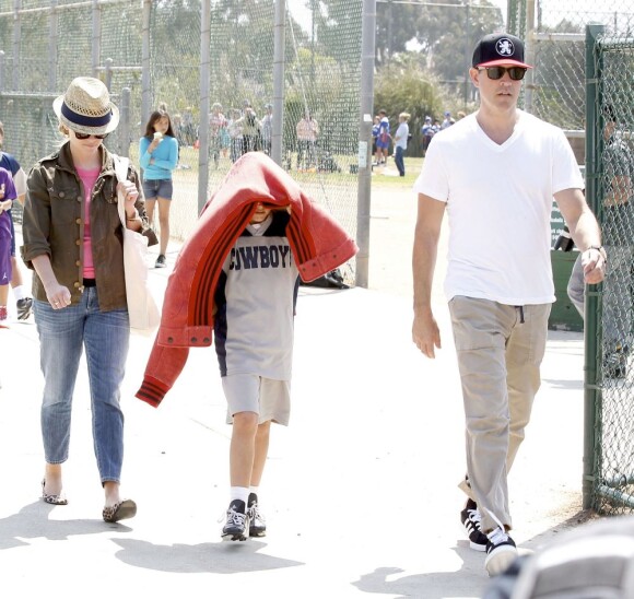 Reese Witherspoon avec son fils Deacon et son mari Jim Toth à Brentwood, le 18 mai 2013.