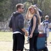 Ryan Phillippe et sa nouvelle petite amie regarde Deacon (le fils de l'acteur) jouer au football à Brentwood, le 18 mai 2013.